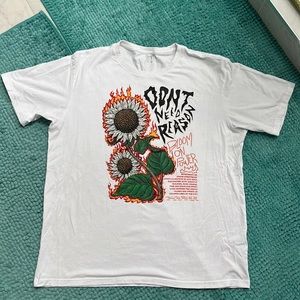 White graphic T shirt